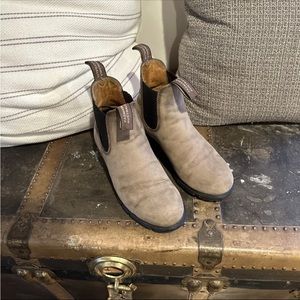 Women's US size 7 /AU 4 Blundstone Heeled Chelsea Boot 1677 Rustic Brown Leather